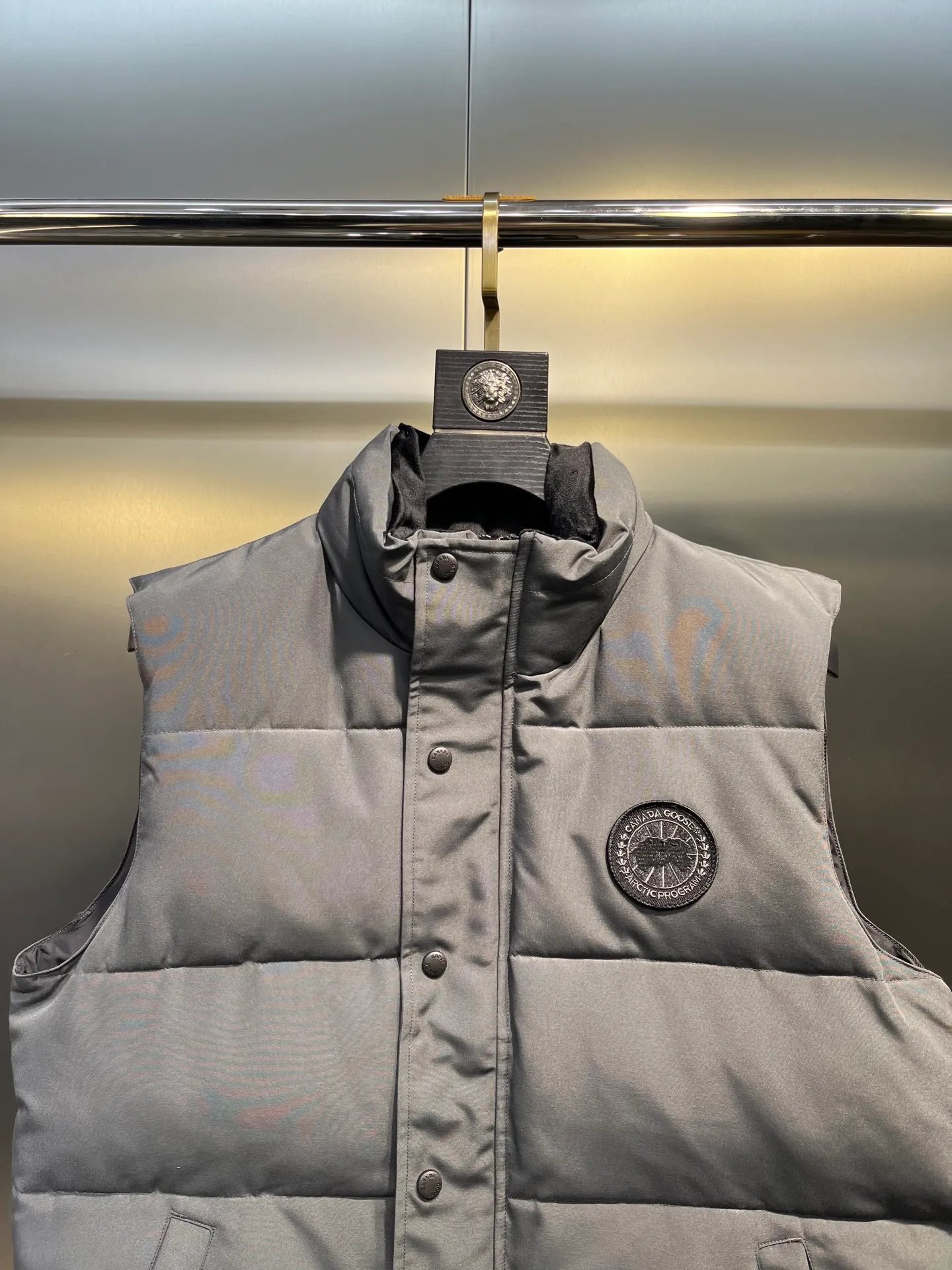 P380 🇨🇦Canada Goose""🇨🇦🌟 Garson down vest has always been recognized as the warmest down jacket. Various Instagram celebrities, Internet celebrities, and celebrities often wear it for street photos. I make Canada Goose every year, but I still can't get rid of my love for it. No matter how cold the days are, there is no need to be afraid, because there is! Filled with 90% white duck down, it is the legendary warmest down jacket and is known as a must-have for Arctic outdoor sports! The most popular down jacket in the world, celebrities are rushing to buy it, it is a must-have!  Size: XS to 2XL